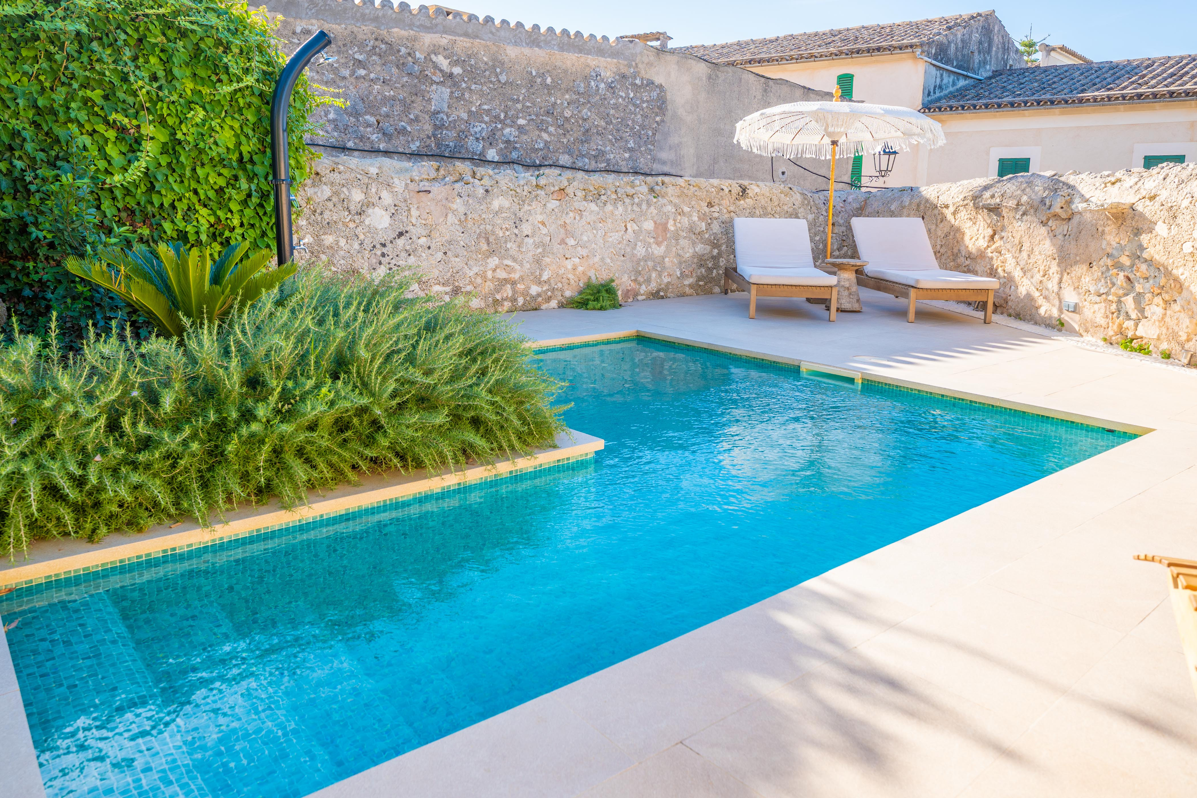 Cas Català - Doble Estandard_goedkoopstezomervakantie.nl