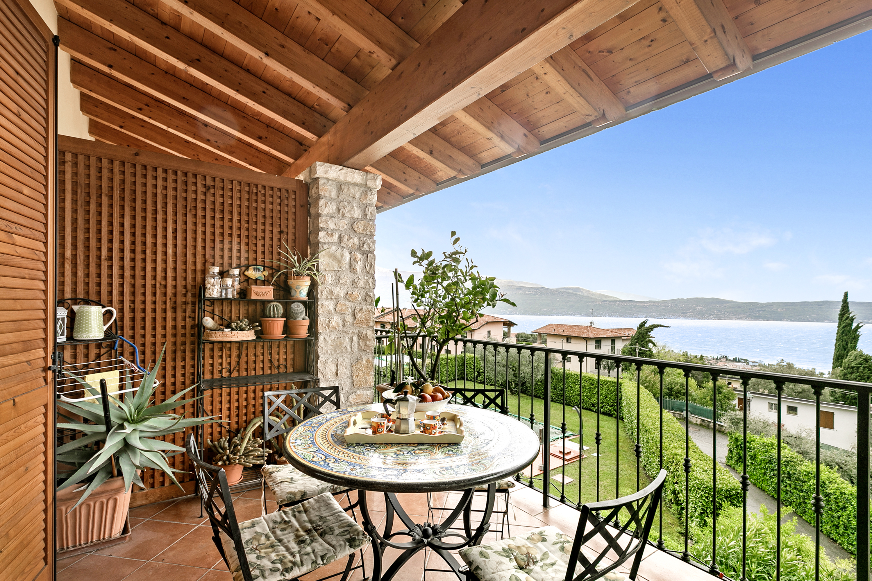 Grotten Loft with lake view & pool_goedkoopstezomervakantie.nl