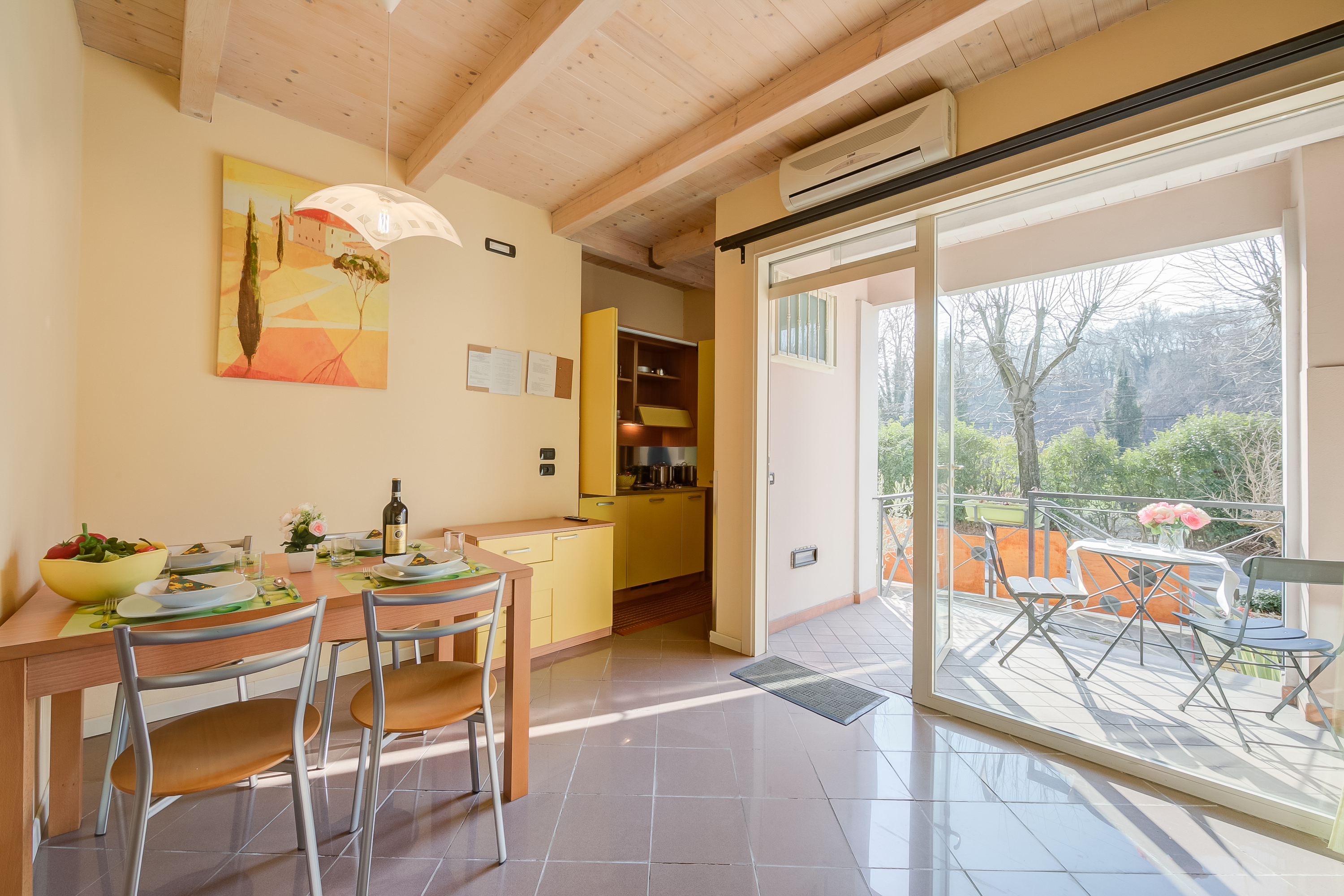 Yellow Apartment Desenzano With Smart TV_goedkoopstezomervakantie.nl